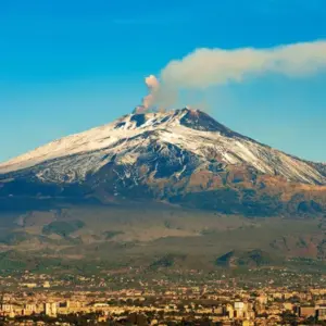 Etna natura: passeggiata, grotta lavica e degustazione con transfer